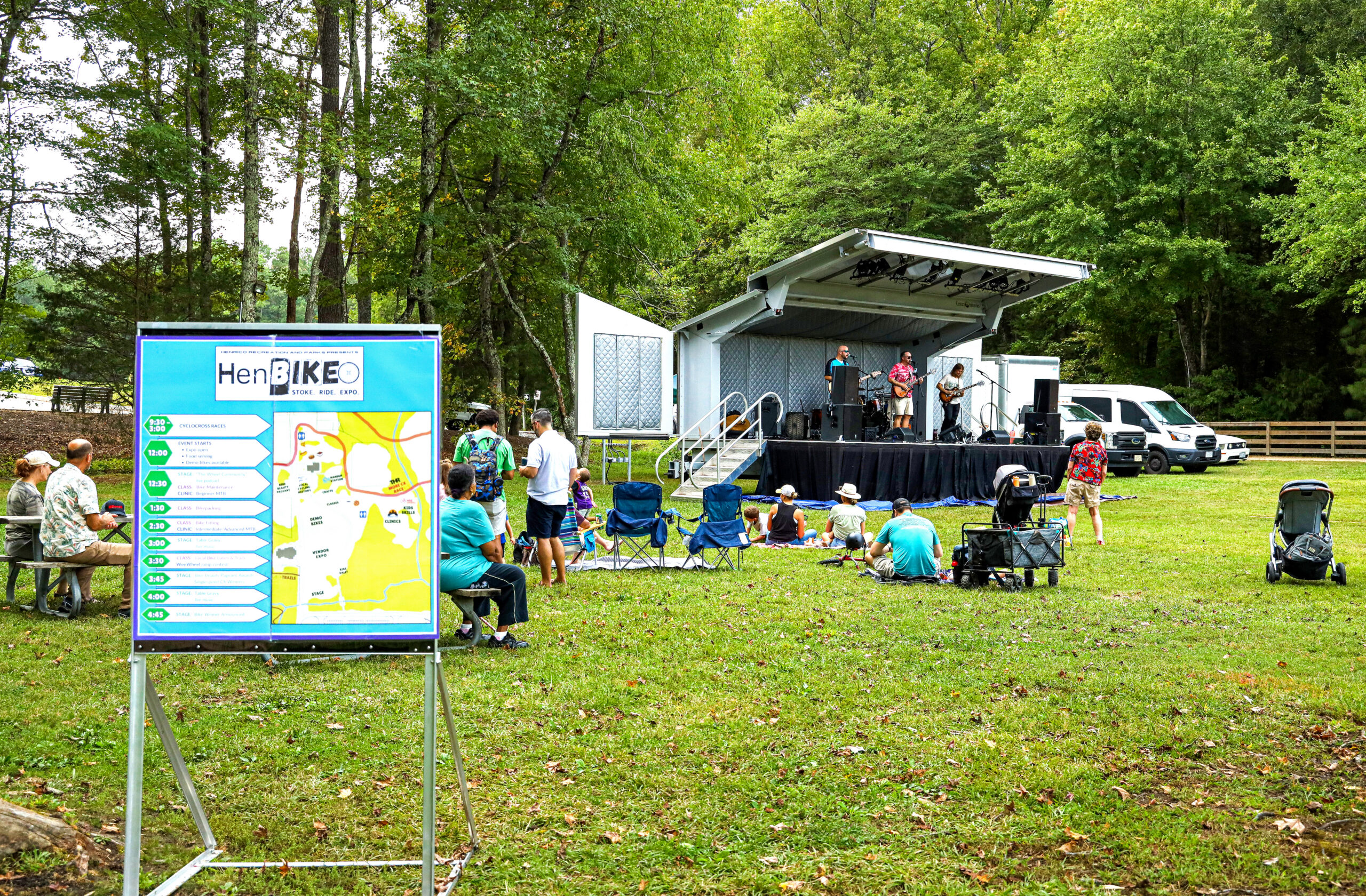 Stage and crowd at HenBIKEo 