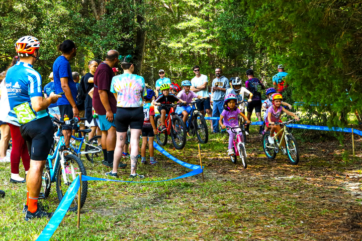 Kids riding bikes at HenBIKEo event.