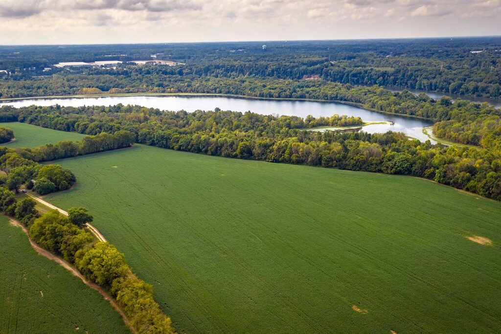 Arial photo of Wilton Farm along the James River.